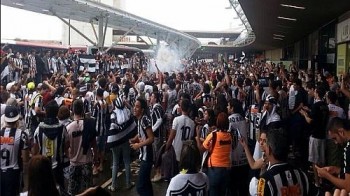 Torcida do Atlético-MG lota aeroporto