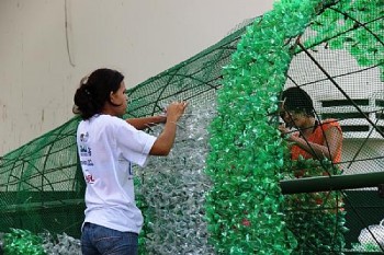 Mais de cinco mil garrafas em decoração natalina