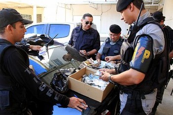 Policiais sobrem muro de residência para prender traficantes