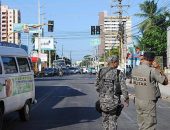 Moradores de Cruz das Almas bloqueiam Avenida Gustavo Paiva; trânsito é caótico