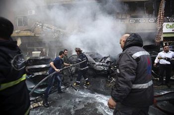 Bombeiros combatem chamas em local de explosão nesta terça-feira (21) em Beirute, capital do Líbano