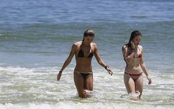 De biquíni, Grazi Massafera mostra sua ótima forma em dia de praia