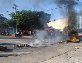 Moradores de Cruz das Almas bloqueiam Avenida Gustavo Paiva; trânsito é caótico