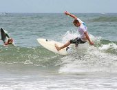 Americano flagra salto de tubarão ao fotografar surfista