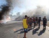 Moradores de Cruz das Almas bloqueiam Avenida Gustavo Paiva; trânsito é caótico