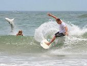 Americano flagra salto de tubarão ao fotografar surfista