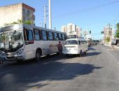 Moradores de Cruz das Almas bloqueiam Avenida Gustavo Paiva; trânsito é caótico