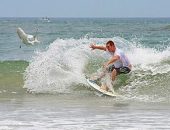 Americano flagra salto de tubarão ao fotografar surfista