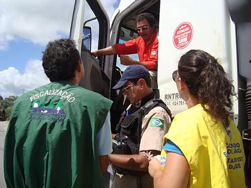 Equipes fiscalizam transporte de produtos perigosos em estradas