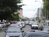 Interrupção de rua para reparo na rede coletora provoca congestionamento no Stella Maris