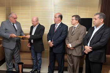 Malta Marques entrega projeto ao deputado Fernando Toledo, em reunião nesta quarta-feira