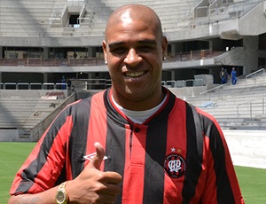 Adriano Imperador deve estrear pelo Furacão já na quinta-feira