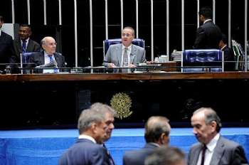 Sessão foi conduzida pelo presidente da Casa, senador Renan Calheiros