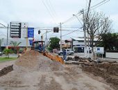 Interrupção de rua para reparo na rede coletora provoca congestionamento no Stella Maris