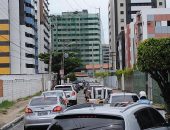 Interrupção de rua para reparo na rede coletora provoca congestionamento no Stella Maris