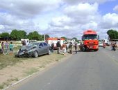 Acidente entre carro e carreta deixa três feridos em Arpiraca