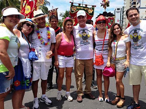 Wanderley, Renan e Renan Filho encontram com foliões no desfile do Pinto da Madrugada