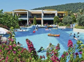 O Holiday Village, complexo de quatro estrelas em Sarigerme, na costa da Turquia