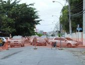 Interrupção de rua para reparo na rede coletora provoca congestionamento no Stella Maris