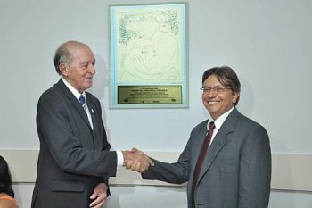 Provedor Humberto Gomes de Melo e o coordenador geral da Saúde da Criança e Aleitamento Materno do Ministério da Saúde, Paulo Bonilha, com o selo do UNICEF