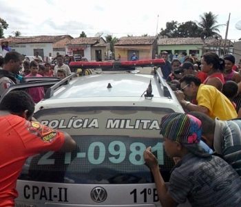 Acusado foi agredido por populares antes da prisão