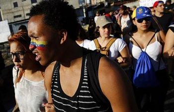 Manifestantes fecham a principal via da Venezuela