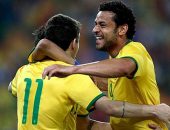 Oscar e Fred comemoram o primeiro gol do Brasil no amistoso em Joanesburgo