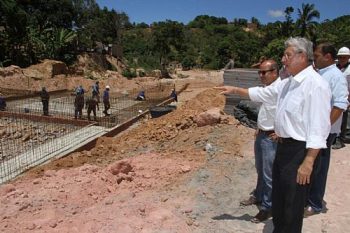 Governador vistoria obras de drenagem do Tabuleiro e recuperação da Grota Bom Jesus