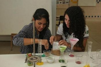 Vitória e Lysia preparam gel à base de linhaça