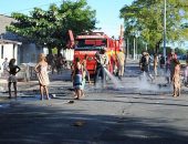 Moradores de favela protestam contra demolição de barracos