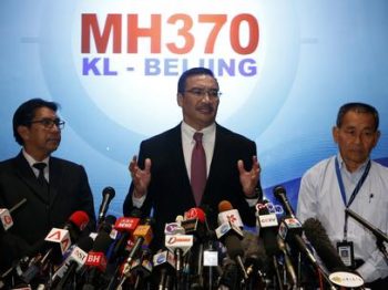 Ministro do Transportes da Malásia, Hishammuddin Hussein (ao centro) desmentiu a informação divulgada pelo Wall Street Journal