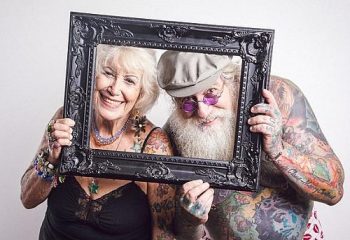 Judith Caggiano, de 82 anos, e Vitor Sanchez, de 59, mostram com orgulho as tatuagens e os piercings pelo corpo