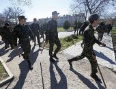 Blindado que seria de forças russas é visto na frente da entrada da base área ucraniana de Belbek neste sábado (22)