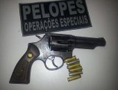 Um revolver calibre 38 foi apreendido pelos policiais