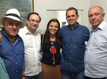 Juliana Almeida recebeu prefeitos e ex-prefeitos na festa de Mar Vermelhp