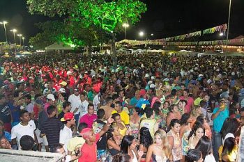 Foliões lotam avenida no carnaval de Viçosa