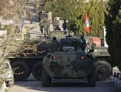 Blindado que seria de forças russas é visto na frente da entrada da base área ucraniana de Belbek neste sábado (22)