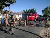 Moradores de favela protestam contra demolição de barracos