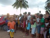 Fila de garotos para pegar ovos de páscoa