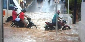 Em poucos minutos, chuva faz estragos em várias ruas de Arapiraca