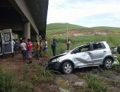 O carro capotou e deixou duas pessoas feridas