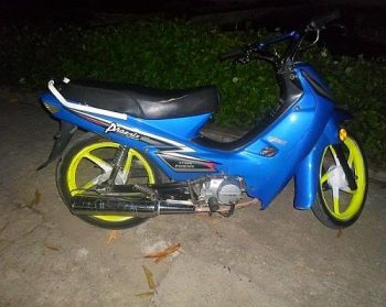 Moto encontrada com os acusados