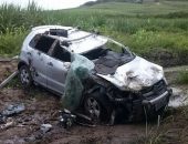 O carro capotou e deixou duas pessoas feridas