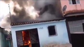 Brincadeira de crianças causa incêndio em residência