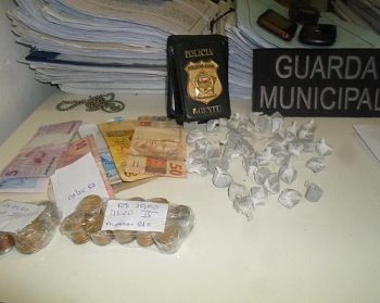 Com o bando a polícia encontrou 44 pedras de crack, 81 papelotes de maconha e R$ 734,00 reais, além de uma motocicleta.