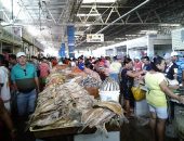 Corrida pelo pescado: consumidores lotam mercado e balanças nesta quinta