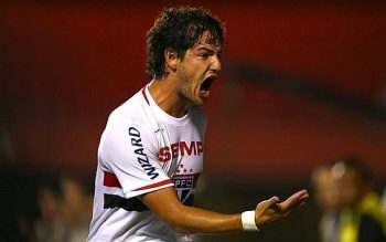 Pato marca o seu primeiro gol com a camisa do São Paulo