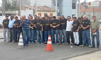 Agentes e sercidores administrativos protestam em frente à sede da PF