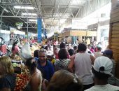 Corrida pelo pescado: consumidores lotam mercado e balanças nesta quinta