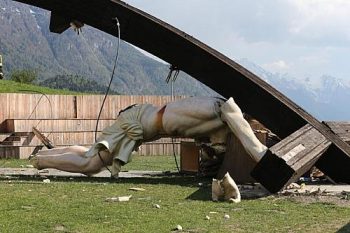 Crucifixo gigante desabou sobre jovem e acabou o esmagando na cidade de Cevo, na Itália